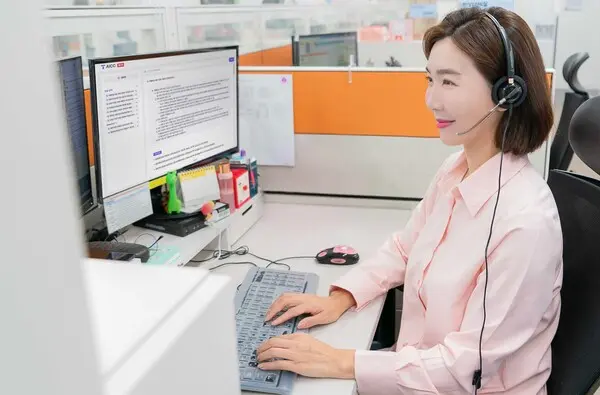 SK텔레콤이 자체 개발한 Telco LLM(Large Language Model)/LMM(Large Multimodal Model)을 활용한 고객센터 AI 상담업무 지원 시스템을 국내 메이저 고객센터 중 최초로 10월부터 단계적으로 오픈, 베타 서비스를 한 달여간 성공적으로 운영했다