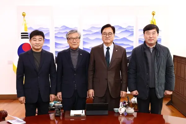 5·18기념재단과 광주시가 19일 우원식 국회의장을 면담하고 5·18 정신의 헌법전문 수록과 전두환‧노태우 일가 등 부정축재 은닉재산 환수를 위한 조속한 입법을 촉구한 뒤 기념촬영하고 있다.