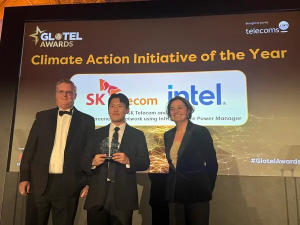 영국 런던에서 개최된 글로텔 어워드에서 SKT 6G 개발팀 이경필 매니저가 수상하고 있는 모습.