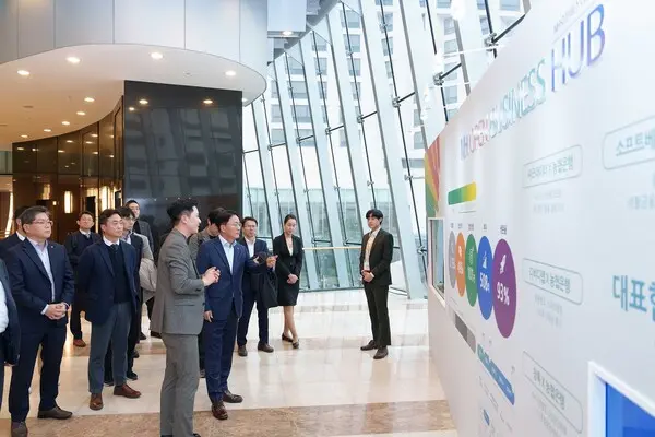 NH농협은행 이석용 은행장(가운데)을 비롯한 임직원이 지난 21일 서울 서대문구 스위스 그랜드호텔에서 열린 