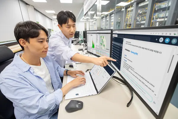 KT 임직원이 서울 서초구 KT연구개발센터에서 AI 마이스터와 AI 오퍼레이터의 성능을 점검하고 있다.