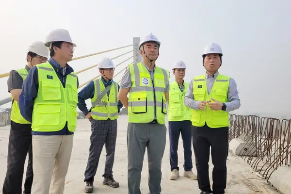 대우건설 정원주 회장(앞줄 가운데)이 인도 비하르교량 건설현장을 방문해 임직원들을 격려했다. (사진제공=대우건설)