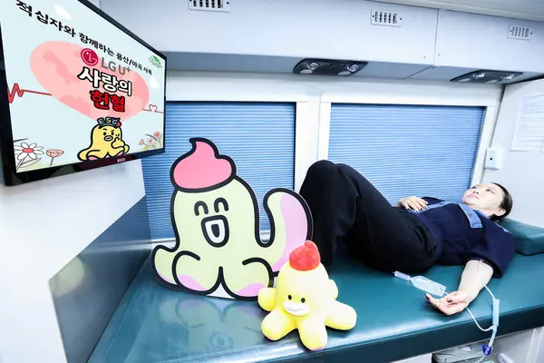 LG유플러스 용산사옥에서 직원이 대한적십자사 헌혈버스에 누워 채혈하고 있는 모습.