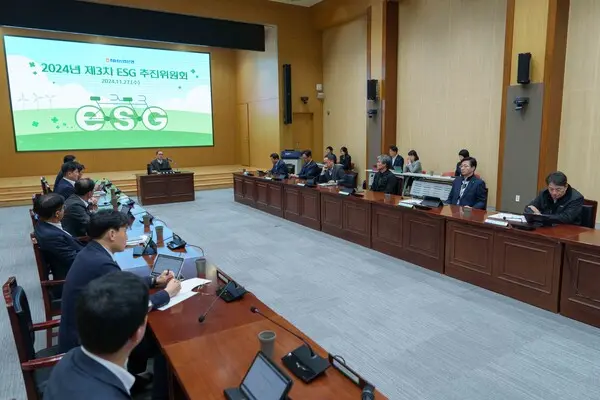 27일 서울 중구 NH농협은행 본사에서 열린 ESG 추진위원회에서 박병규 수석부행장이 모두 발언을 하고 있다. [출처: NH농협은행]