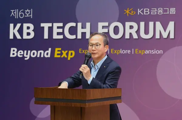 양종희 KB금융그룹 회장이 지난 11월 29일 서울 여의도 KB국민은행 신관에서 열린 제6회 KB테크포럼에서 축사를 하고 있다. [출처: KB금융그룹]