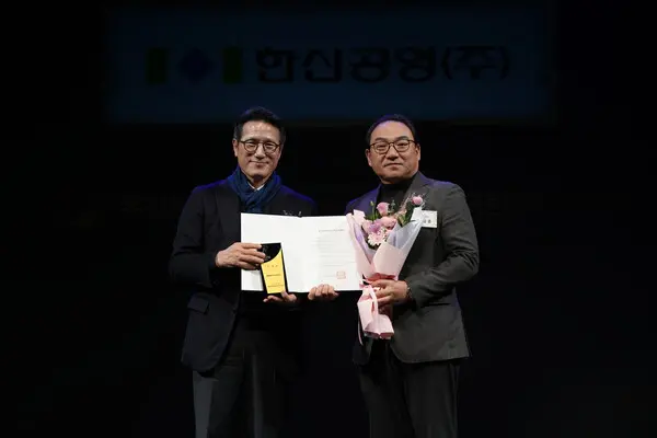 정병국 한국문화예술위원회 위원장(왼쪽)과 김정훈 한신공영 기획담당임원이 문화예술후원 우수기관 신규인증 기념촬영을 하고 있다. (사진=한신공영)