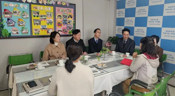 한전KDN이 구축한 KDN IT움 관계자들이 티타임을 갖고 있다.