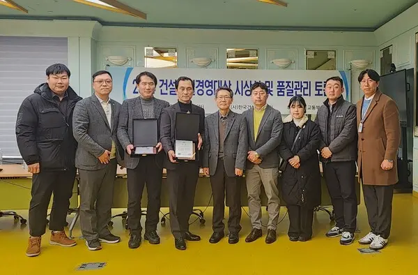  제14회 품질경영대상에서 건축부문 대상인 국토교통부장관상을 수상한 서울 동대문구 씨젠의료재단 서울본원 현장의 CJ대한통운 건설부문 김성훈 소장, 한국건설품질협회장상을 수상한 서울 중구 순화동 동화약품 현장의 이정호 소장과 본사 품질환경팀 관계자들 (사진제공=CJ대한통운 건설부문)