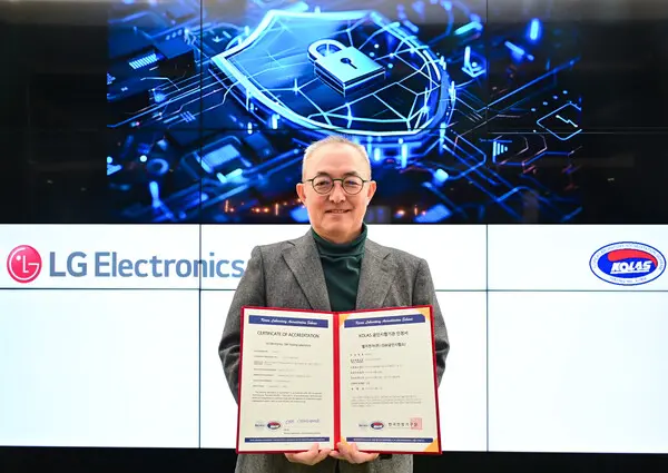 LG전자 CTO부문 박인성 SW센터장이 IoT 분야 사이버보안 공인시험 자격 인정서를 들고 있는 모습. (LG전자 제공)