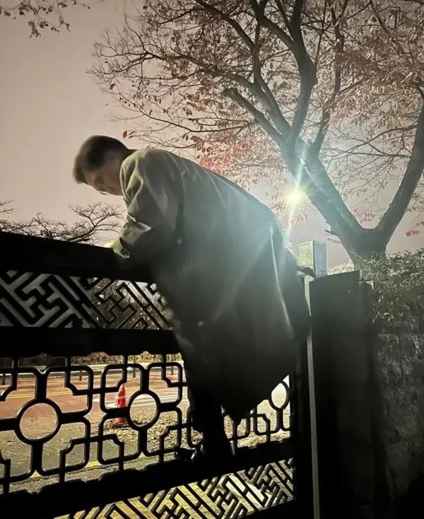 우원식 국회의장이 비상계엄령이 선포된 지난 3일 밤 서울 여의도 국회 담을 넘어 경내로 들어가고 있다. (국회 사무처 제공)