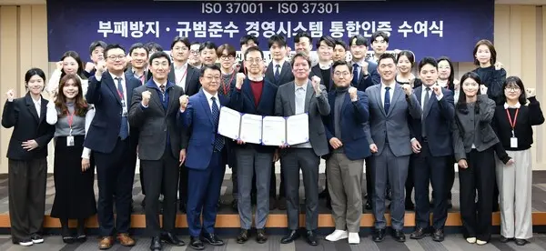 한미약품 박재현 대표(가운데)와 임직원들이 ISO 통합인증 수여식 진행 후 기념촬영을 하고 있다.