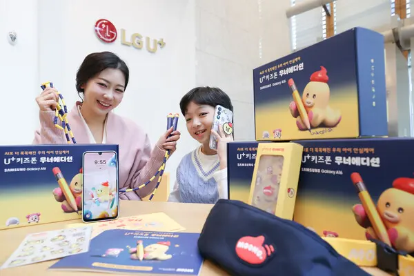 LGU+ 모델이 ‘U+키즈폰 무너 에디션’을 소개하는 모습. (제공 LGU+)