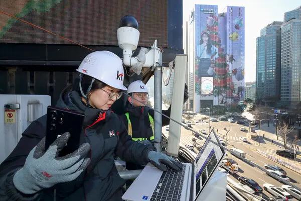 KT 임직원이 네트워크 집중관리 체제를 운영하고 있는 모습. (제공 KT)