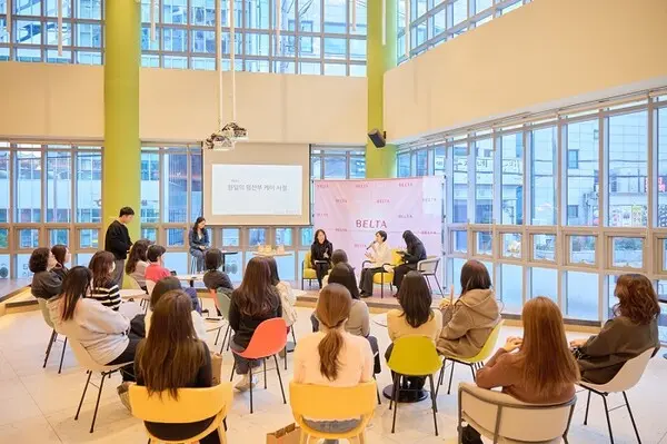 산부인과 전문의 정선화 원장이 일본의 여성 지원 기업 BELTA와 함께 임산부 케어에 대한 대담 토크쇼를 진행하고 있다.