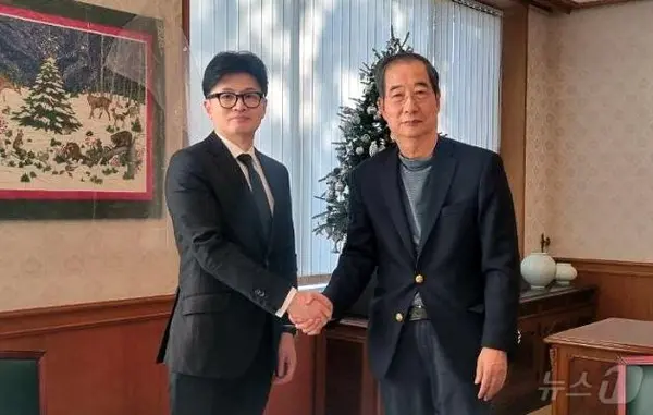 한동훈 국민의힘 대표(왼쪽)이 7일 서울 종로구 총리공관을 찾아 한덕수 국무총리와 긴급 회동하고 있다. (국민의힘 제공) 2024.12.7/뉴스1
