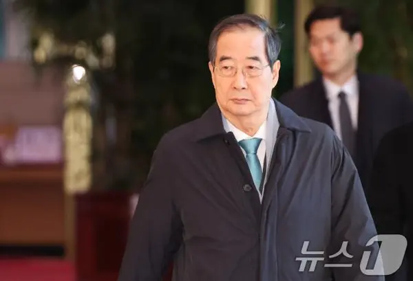 6일 서울 종로구 정부서울청사로 한덕수 국무총리가 출근하고 있다. 2024.12.6/뉴스1 ⓒ News1 허경 기자