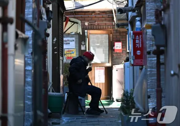 강추위가 찾아온 18일 오전 서울 종로구 돈의동 쪽방촌에서 한 주민이 휴식을 취하고 있다. (공동취재)2024.12.18/뉴스1 ⓒ News1 박세연 기자