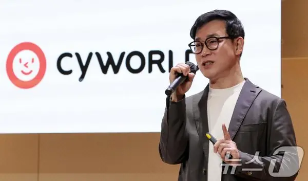 함영철 싸이커뮤니케이션즈 대표가 11일 서울 중구 페럼타워에서 열린 싸이월드 서비스 소개 기자간담회에서 서비스의 방향과 컨셉을 발표하고 있다.. 2024.12.11/뉴스1 ⓒ News1 김성진 기자