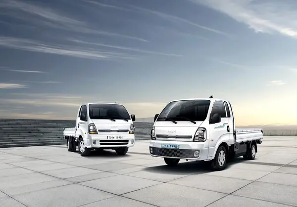 (왼쪽부터)봉고 LPG 터보 1톤 2WD 초장축 킹캡 스마트 셀렉션 트림, 봉고 EV 1톤 2WD 초장축 킹캡 스마트 셀렉션 트림. (제공 기아)