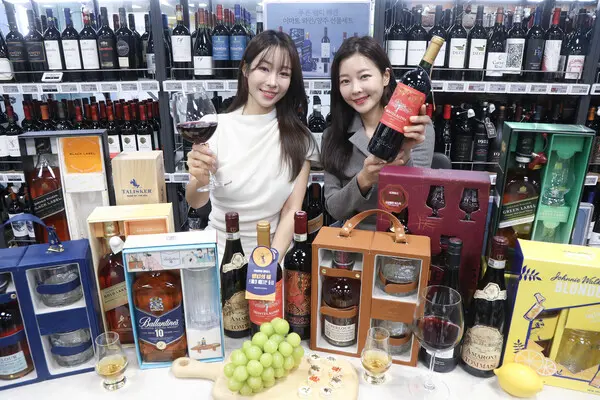 이마트 용산점에서 모델들이 ‘이마트 와인&위스키 선물세트’ 상품들을 소개하고 있다. (사진제공=이마트)