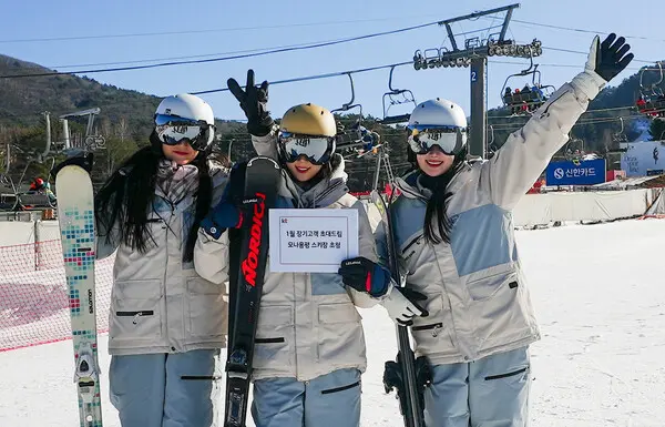 모델들이 장기고객 초대드림 혜택을 알리고 있다. (제공 KT)