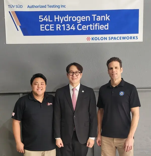 코오롱스페이스웍스가 자체 개발한 수소 연료탱크가 UN 유럽경제위원회의 R134 인증을 획득했다. 안상현 코오롱스페이스웍스 대표(가운데)가 6일(현지시각) 미국 ATI 본사에서 열린 인증식에서 관계자들과 기념촬영을 하고 있다. (사진제공=코오롱)