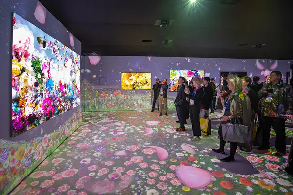 CES 2025가 열리고 있는 미국 라스베이거스 컨벤션 센터 삼성전자 전시관에서 관람객들이 