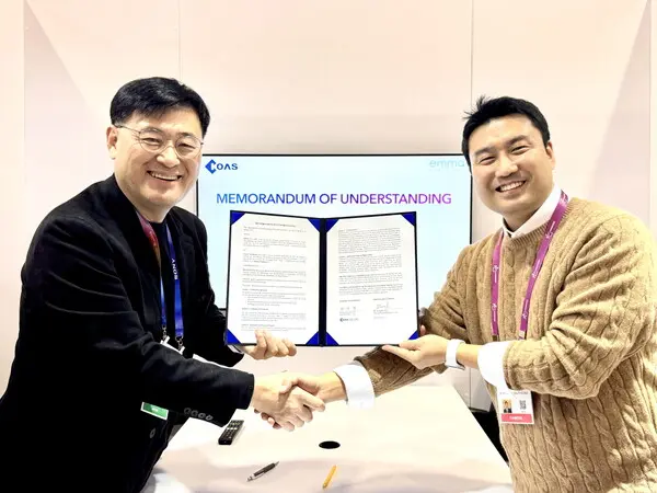  * 민경중 코아스 대표(왼쪽)와 손량희 엠마헬스케어 대표가 양해각서에 서명한 후 악수하는 모습. /제공: 코아스