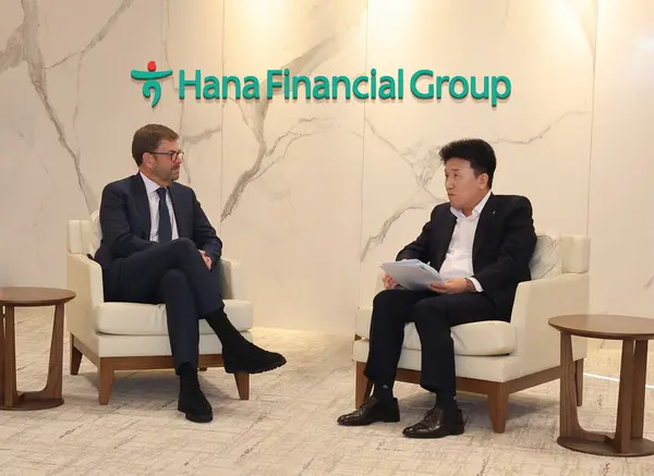 함영주 하나금융그룹 회장(오른쪽)은 지난 17일 서울 중구 을지로 하나금융그룹 명동 사옥에서 미국 사모펀드 운용사인 베인캐피탈의 존 코노턴(John Connaughton) 글로벌 CEO를 접견해 국내 투자 확대 전략에 대한 의견을 나눴다. [출처: 하나금융그룹]
