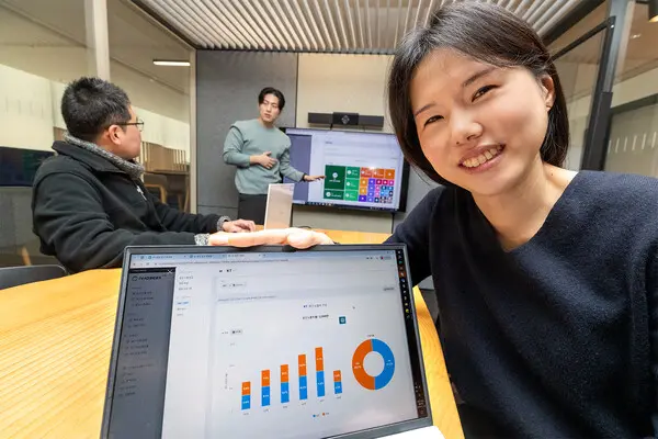 KT 직원들이 TV 애드 인덱스로 광고 효과를 분석 중인 모습. (제공 KT)