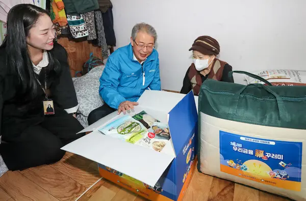 임종룡 우리금융그룹 회장(가운데)이 지난 20일 서울 중구에 거주하는 독거 어르신 가정을 방문해 안부를 묻고, 설 명절 인사와 함께 설 선물을 전했다. [출처: 우리금융그룹]