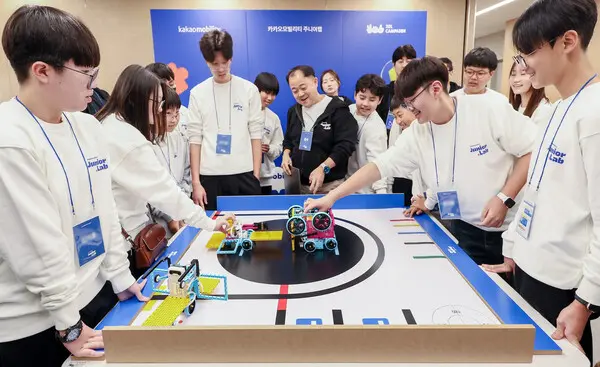 카오모빌리티의 택시 기사 가족 대상 코딩 교육 캠프 ‘주니어랩 3기’ 활동 모습. (제공 카카오모빌리티)