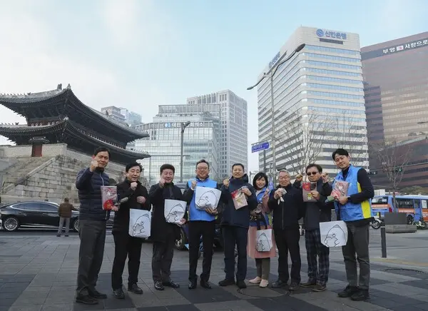 지난 22일 서울 중구 남대문시장 일대에서 진행한 ‘설맞이 상생캠페인’ 직후 신한은행 정상혁 은행장(왼쪽 네 번째)과 남대문시장상인회 문남엽 회장(왼쪽 세 번째)이 시장 소상공인, 봉사활동 참가자들과 기념촬영을 했다. [출처: 신한은행]