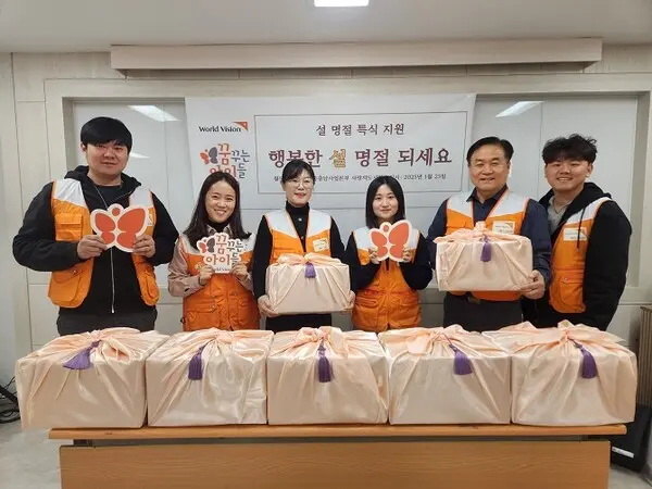 월드비전 대전세종충남 사랑의도시락 직원들이 전달될 ‘설 특식 키트’를 들고 있는 모습. (사진=월드비전 제공)