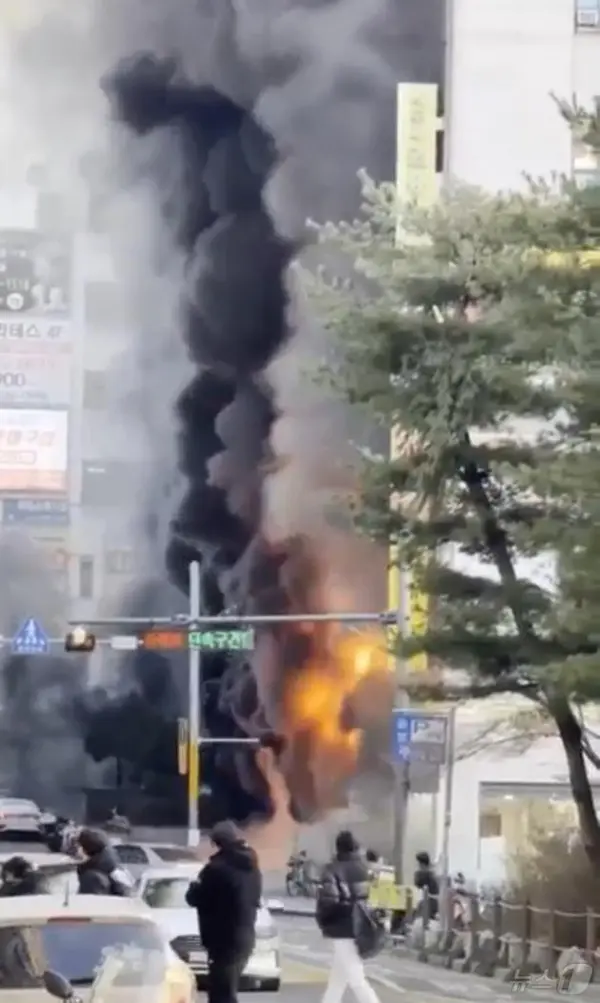 3일 오후 경기 성남시 분당구 야탑동의 8층짜리 복합건물 1층 음식점에서 화재가 발생해 검은 연기가 치솟는 모습.(독자 제공) 2025.1.3/뉴스1 ⓒ News1