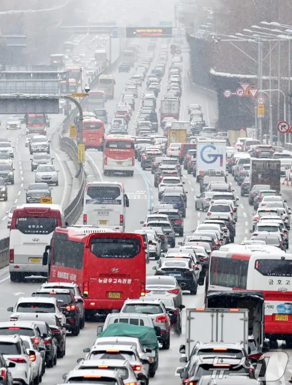 설연휴 기간 전국적인 폭설 및 한파로 인해 귀성·귀경길 고속도로 정체가 심화되고 있는 28일 서울 서초구 잠원IC를 지나는 경부고속도로 하행선 방향 차량들이 서행하고 있다. 2025.1.28/뉴스1 ⓒ News1 민경석 기자