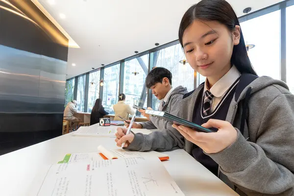 모델이 KT 인공지능(AI) 문제풀이 ‘콴다’ 구독 서비스를 이용하는 모습. (제공 KT)