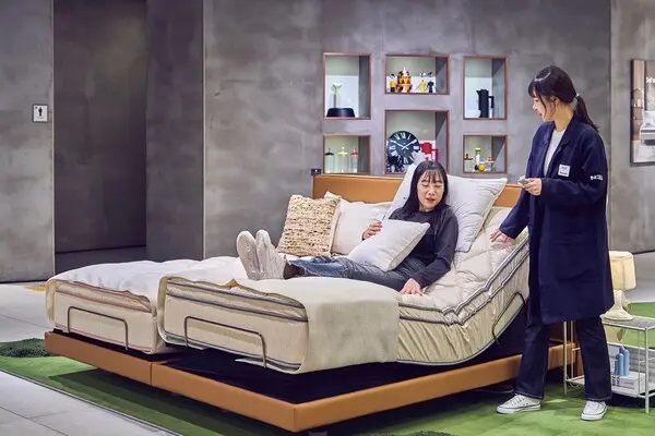 신세계백화점 센텀시티점에 입점한 N32 메장에서 한 고객이 매트리스 체험을 하고 있다. (사진제공=시몬스)