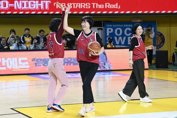 하이파이브를 하는 까치군단 선수들 [출처: KB국민은행]