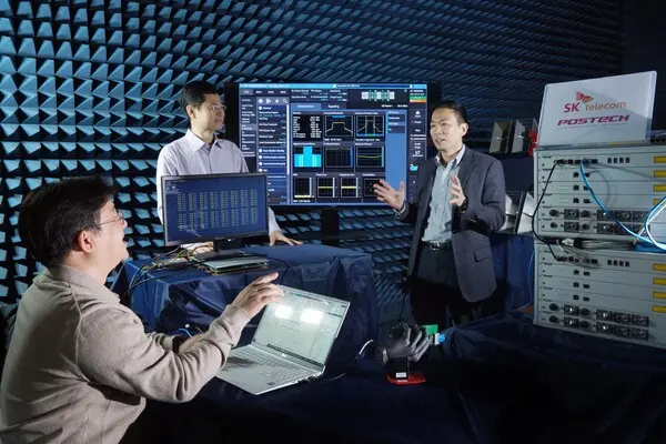 SKT 연구원과 홍 교수팀이 포스텍 연구실에서 해당 기술을 시험하는 모습. (제공 SKT)