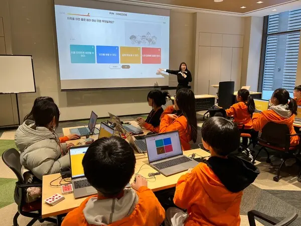 7~8일 강원도 홍천에서 열린 제2회 ‘미래에셋 우리아이TDF 행복가족여행’에서 초등학생들이 금융 교육 프로그램에 참여하고 있다.