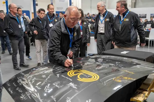 정의선 회장이 행사 참석자들과 함께 기념 사인을 하는 모습. (제공 현대차)