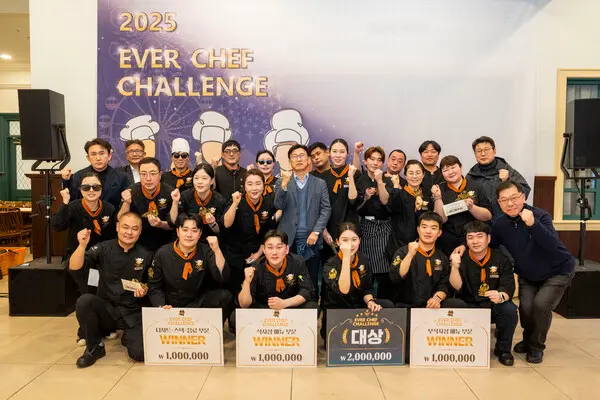 삼성물산 리조트부문 정해린 사장(가운데)이 요리 경연대회 참가자들과 함께 기념사진을 촬영하고 있다.