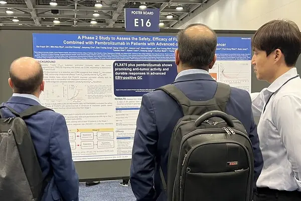 한미약품 ONCO임상팀 이동준 연구원(오른쪽)이 지난달 23일 열린 미국임상종양학회 소화기암 심포지엄에서 ‘티부메시르논’ 임상 2상 단계 1의 최종 결과가 담긴 포스터 내용을 설명하고 있다.