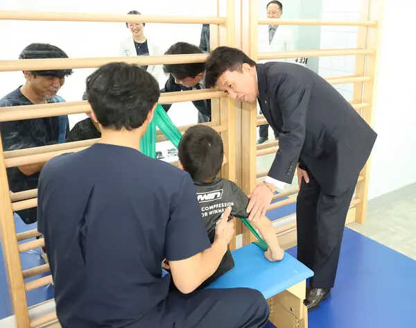 하나금융그룹은 지난 17일 서울 마포구 푸르메재단 넥슨어린이재활병원에서 장애 아동·청소년을 위한 재활 및 학습 보조기구를 전달했다. 이날 전달식 후 함영주 하나금융 회장(오른쪽)이 중추신경계 발달치료를 받는 장애 아동에게 따뜻한 격려의 말을 전했다. [출처: 하나금융그룹]