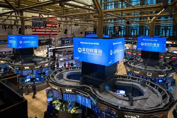 미국주식 20호가 서비스 ‘필라 뎁스(Pillar Depth)’ 도입을 기념해 2월 12일(현지 시간) 뉴욕증권거래소(NYSE) 트레이딩 플로어(Trading Floor, 객장) 전광판에 표출된 유안타증권 로고