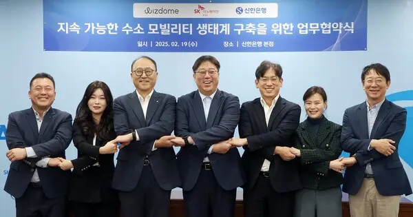 신한은행이 19일 서울 중구 신한은행 본점에서 위즈돔, SK이노베이션 E&S와 ‘수소 모빌리티 생태계 구축’을 위한 업무협약을 체결했다. 왼쪽 3번째부터 신한은행 신한은행 영업추진2그룹 김기흥 부행장, 위즈돔 한상우 대표, SK이노베이션 E&S 수소마케팅실 소유섭 부사장이다. [출처: 신한은행]
