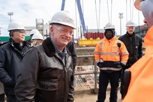 마크 켈리 미 상원의원이 한화오션의 한화 필리 조선소를 지난 18일 방문, 의견을 청취했다. 사진 마크 켈리 상원의원 홈페이지