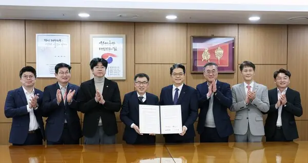 신한은행 영업추진3그룹 양군길 부행장(오른쪽 네 번째)과 충청남도 전형식 정무부지사(왼쪽 네 번째)가 지난 19일 충청남도 홍성군 충청남도청에서 공공배달앱 서비스 운영을 위한 업무협약을 체결했다. [출처: 신한은행]