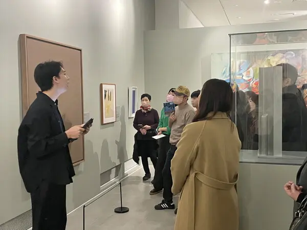  * 관람객들이 도슨트에게서 작품 설명을 듣고 있다> /제공: 이엔에이파트너스